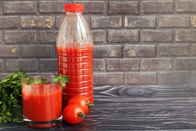 Succo di pomodoro in un bicchiere e una bottiglia