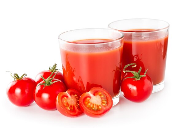 Succo di pomodoro in un bicchiere isolato su sfondo bianco