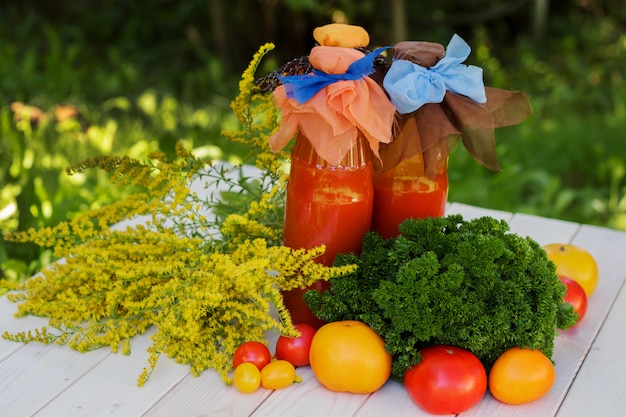 Succo di pomodoro in una bottiglia.