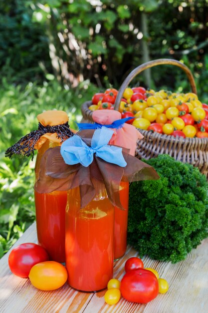 Succo di pomodoro in una bottiglia.