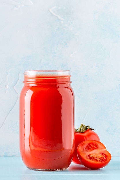 Succo di pomodoro in vaso con fette di pomodoro