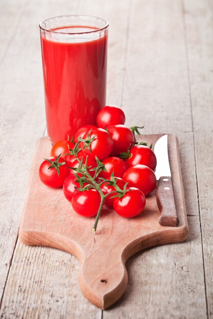 Succo di pomodoro in vetro e pomodori freschi