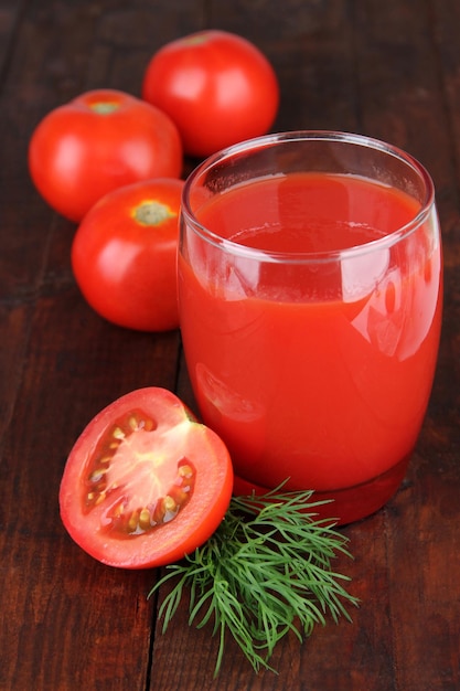 Succo di pomodoro in vetro su fondo di legno