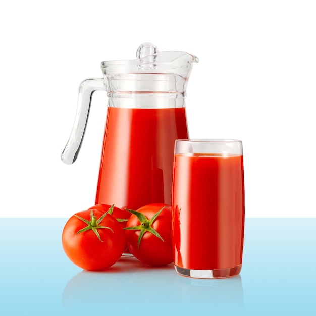 Succo di pomodoro isolato su sfondo bianco Succo di pomodoro puro in vetro e grafene