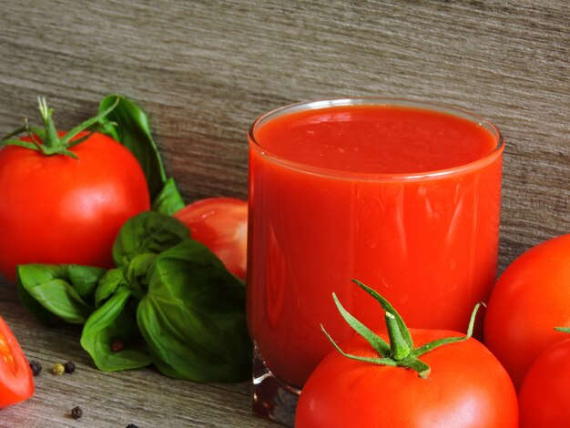 Succo di pomodoro, pomodori su un ramo, basilico, mix di peperoni.