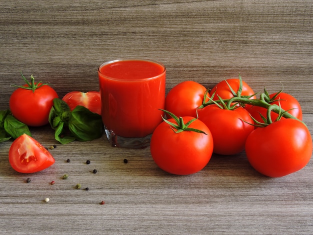 Succo di pomodoro, pomodori su un ramo, basilico, mix di peperoni.