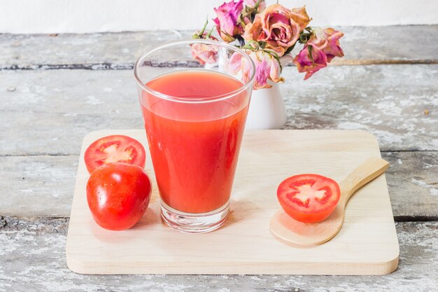 Succo di pomodoro sul tavolo di legno