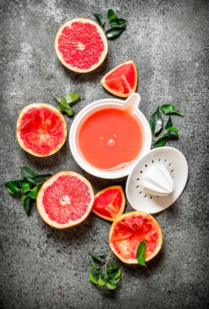 Succo di pompelmo appena spremuto con pezzi di frutta.