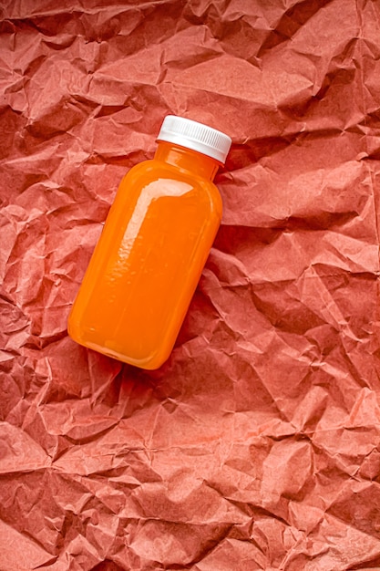 Succo di pompelmo fresco in bottiglia di plastica riciclabile ecologica e confezione di bevande salutari e concetto di prodotti alimentari