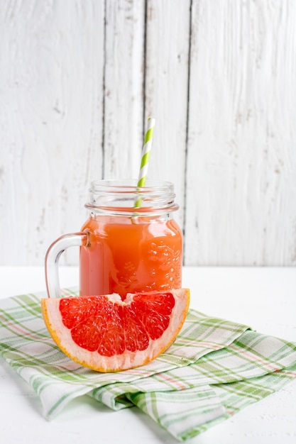 Succo di pompelmo in un barattolo