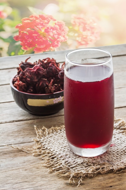 Succo di roselle sul tavolo