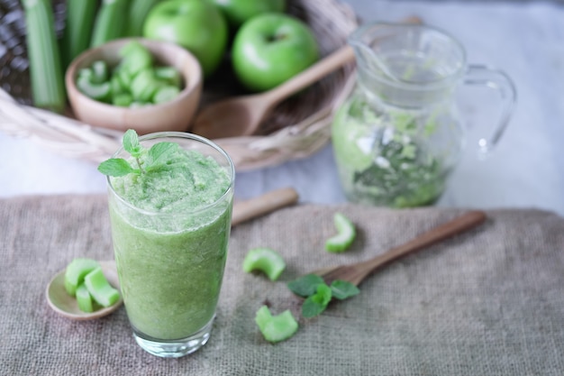 Succo di sedano in vetro per un&#39;alimentazione sana