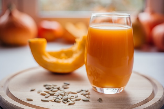 Succo di zucca appena spremuto con semi di zucca, succhi di stagione autunnali ricchi di vitamine e antiossidanti