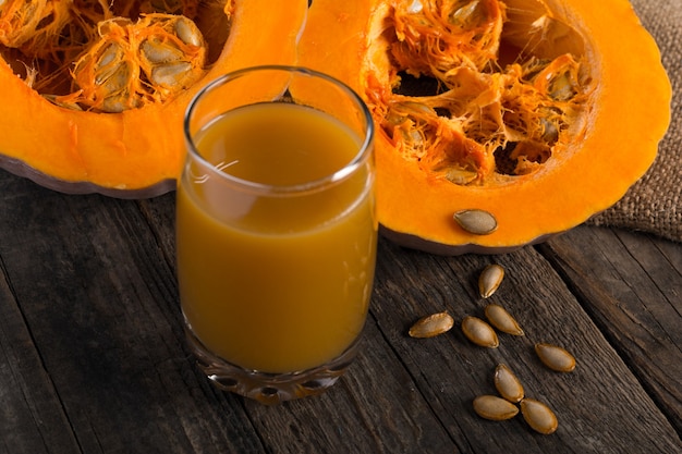 Succo di zucca in erba su tavola di legno