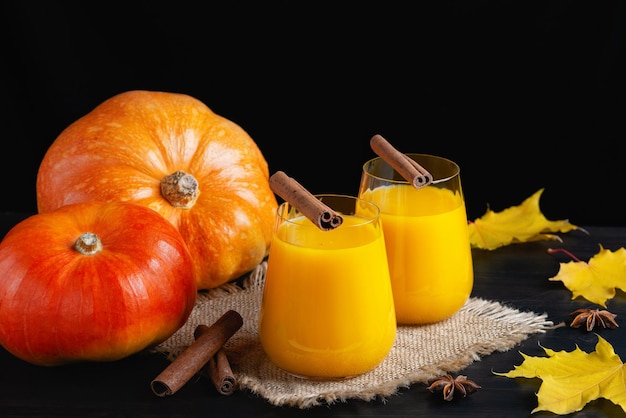 Succo di zucca sano in bicchieri su sfondo autunnale