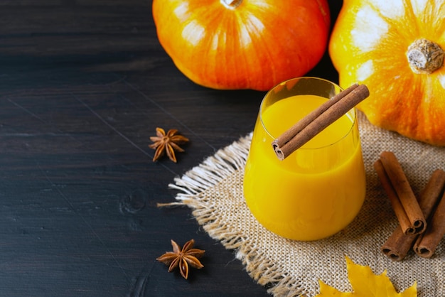 Succo di zucca sano in un bicchiere Copia spazio