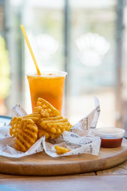 Succo e mano delle donne con Mani femminili che tengono la bottiglia Tostare con frullati di frutta