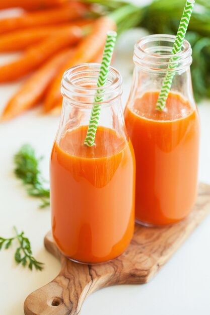 Succo e verdure di carota freschi