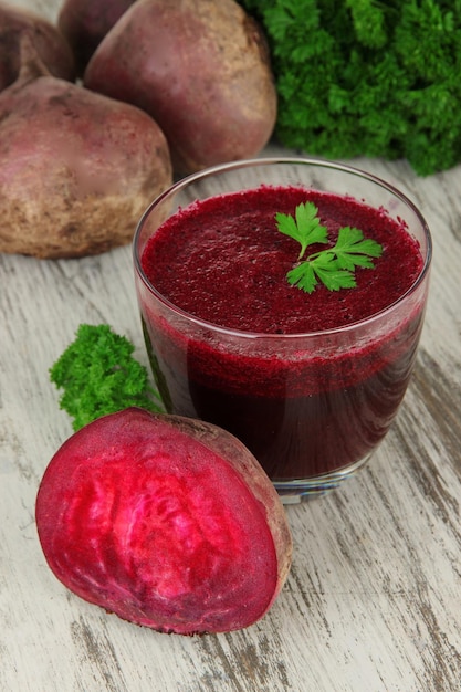 Succo fresco di barbabietole sul primo piano della tavola