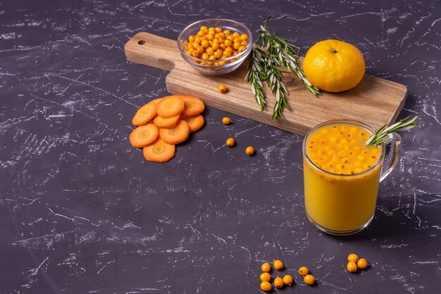 Succo sano di carota e mandarino di olivello spinoso Fonte di carotene e vitamina C