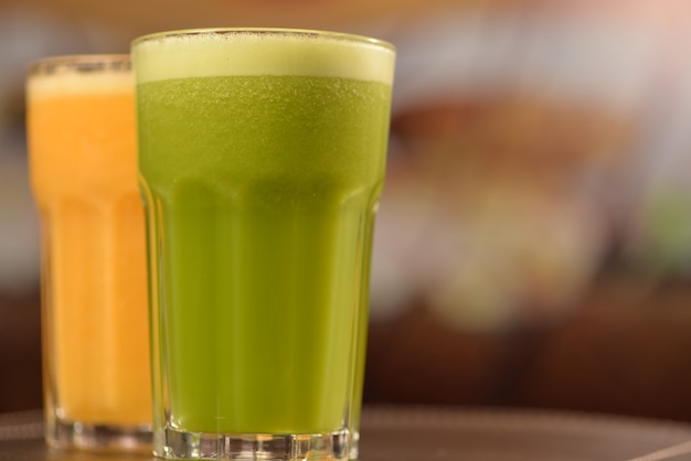 succo verde e succo d&#39;arancia