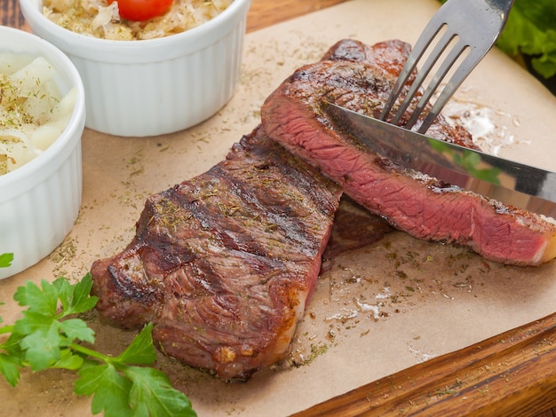 Succosa bistecca di manzo con cavolo