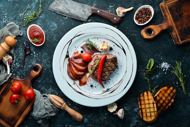 Succosa bistecca di vitello con peperoncino e pera su un piatto Vista dall'alto Spazio libero per la copia