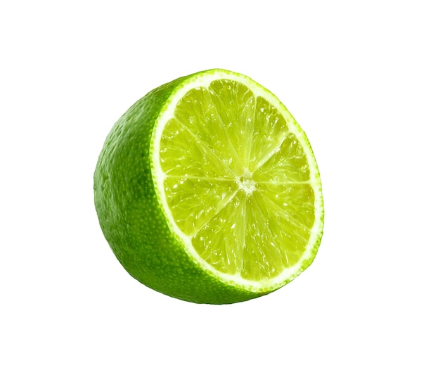 Succosa fetta di lime iisolated sulla superficie bianca