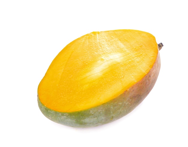 Succosa frutta esotica fresca mango su sfondo bianco