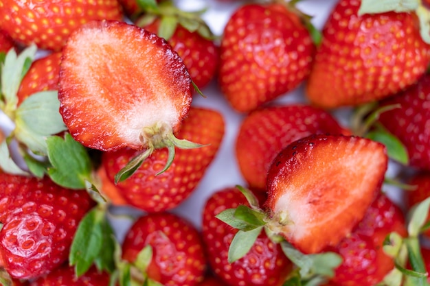 Succose belle fragole rosse a fette di zucchero fragole sfondo con spazio per lo spazio della copia del testo