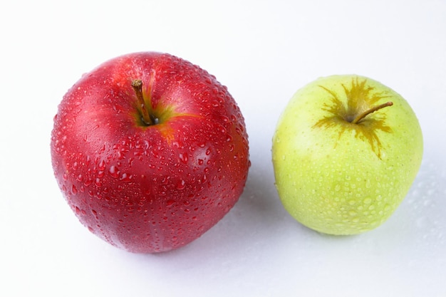 Succose mele verdi e rosse intere dolci isolate su sfondo bianco Concetto di cibo sano Primo piano di un frutto verde