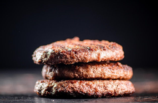 Succosi hamburger alla griglia sul tavolo