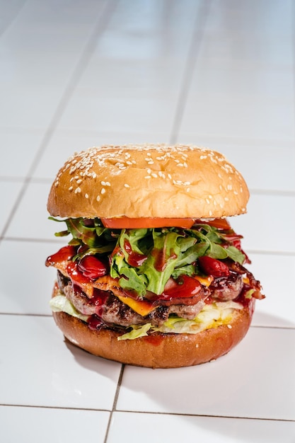 Succoso hamburger con tortino di manzo marmorizzato cheddar formaggio bacon rucola lattuga salsa di mirtilli rossi