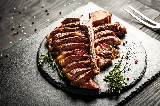 Succulenta bistecca alla fiorentina alla griglia guarnita sul tagliere.