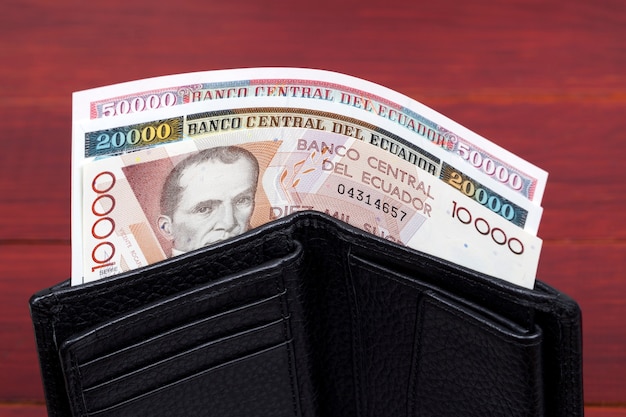 Sucre di denaro ecuadoriano nel portafoglio nero
