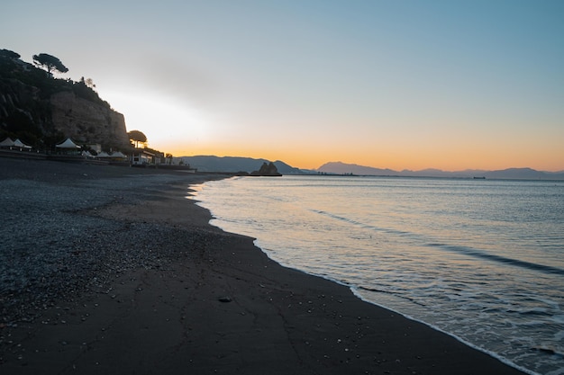 Sud Italia mare e montagne all'alba Vietri Bella mattina presto estate Viaggio attraverso la vecchia Europa paesaggi pittoreschi Costiera Amalfitana Mar Tirreno Città Vietri sul Mare