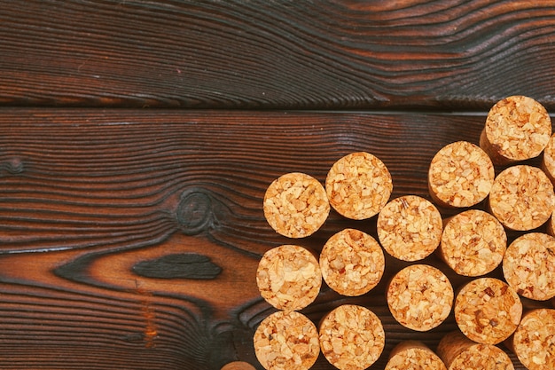 Sugheri del vino su fondo di legno