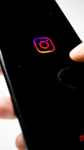 Sukabumi Indonesia 28 novembre 2023 Uomo scrive l'icona dell'app Instagram su uno smartphone