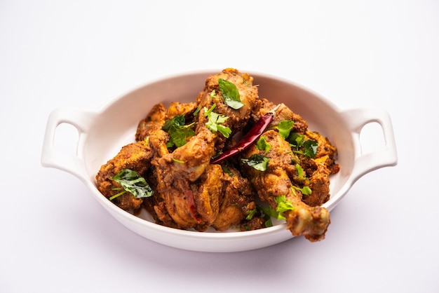 Sukha carne di montone o pollo piccante secca Murgh o carne di capra servita in un piatto o in una ciotola