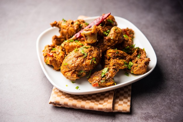 Sukha carne di montone o pollo piccante secca Murgh o carne di capra servita in un piatto o in una ciotola