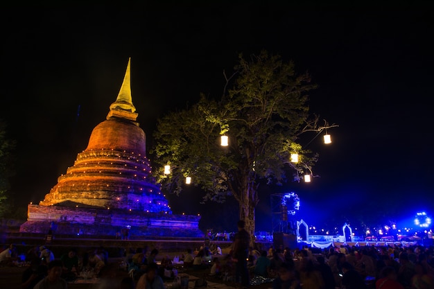 Sukhothai - 24 novembre 2018: Il colore chiaro Sukhothai Co Lamplighter Loy Kratong Festival presso il Parco storico di Sukhothai copre le rovine di Sukhothai, Thailandia