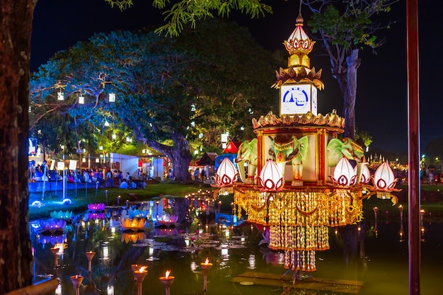 Sukhothai Co Lamplighter Loy Kratong Festival presso le coperture del parco storico di Sukhothai