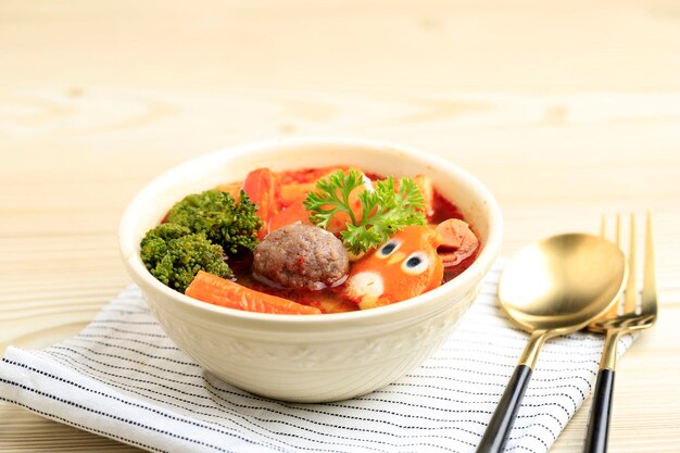 Suki Bowl con zuppa di brodo Tomyum su ciotola di panna per bambini