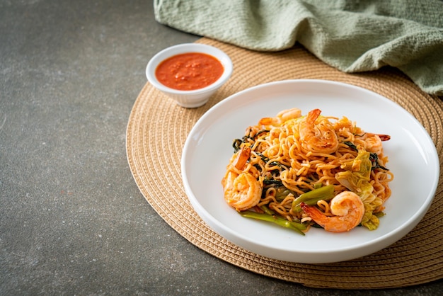 Sukiyaki di noodles istantanei saltati in padella con gamberetti - stile asiatico