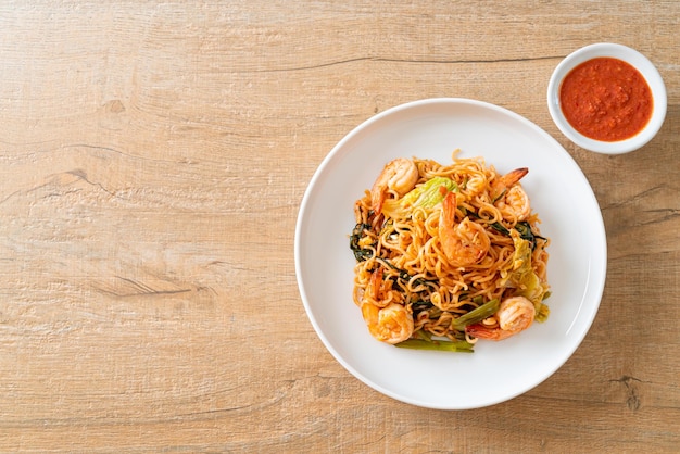 Sukiyaki di noodles istantanei saltati in padella con gamberetti - stile asiatico