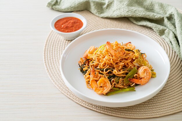 Sukiyaki di noodles istantanei saltati in padella con gamberi