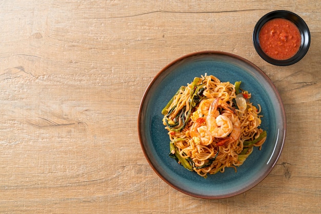 Sukiyaki di noodles istantanei saltati in padella con gamberi