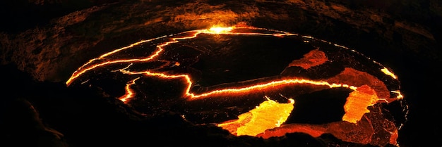 Sul bordo del lago di lava del vulcano Erta Ale