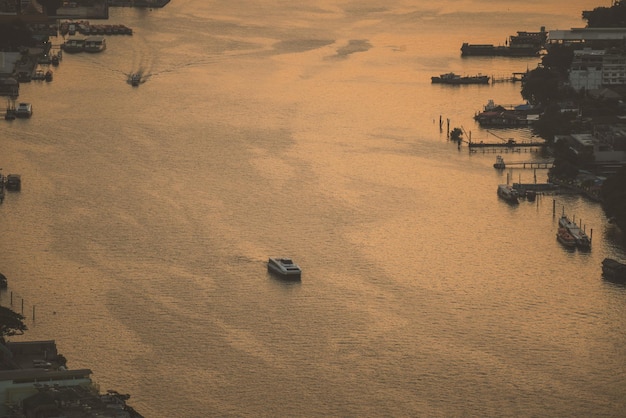 Sul fiume Chao Phraya, dove ci sono pochi turisti, ci sono barche turistiche in condizioni precarie