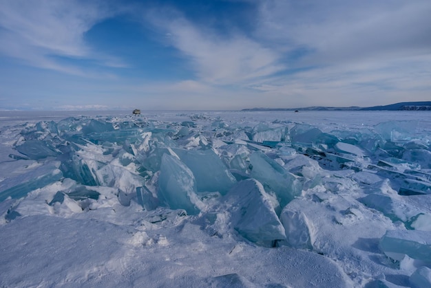 Sul ghiaccio del lago Baikal bellissimi pezzi di ghiaccio ghiaccio hummock sul ghiaccio di lago Baikal